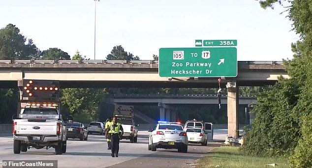 #人民币#惊悚！“美警”戴猪头面具在高架桥上吊，身上涂白人至上主义记号