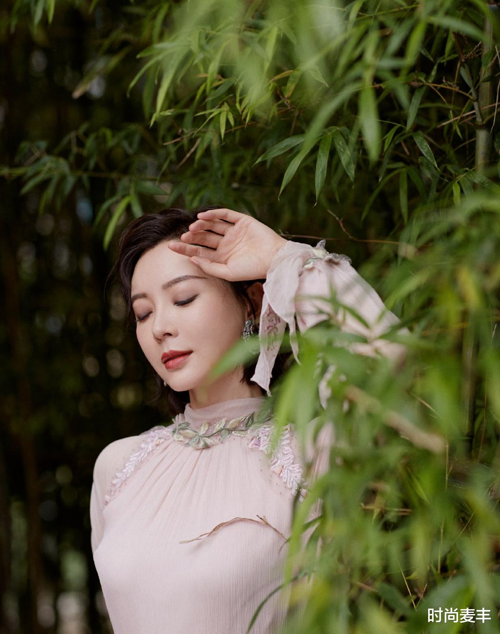 粉色|陈数保养得真好，穿粉色轻纱裙搭配短发造型，减龄十足不像中年人