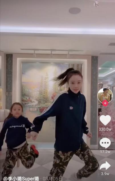 #贾云馨#陪伴女儿做作业晒视频，却被网友质疑在蹭女儿热度，有谁比她惨？