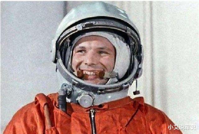 太空■18位宇航员沉睡在太空，有一位已经飘到冥王星，将要飞出太阳系