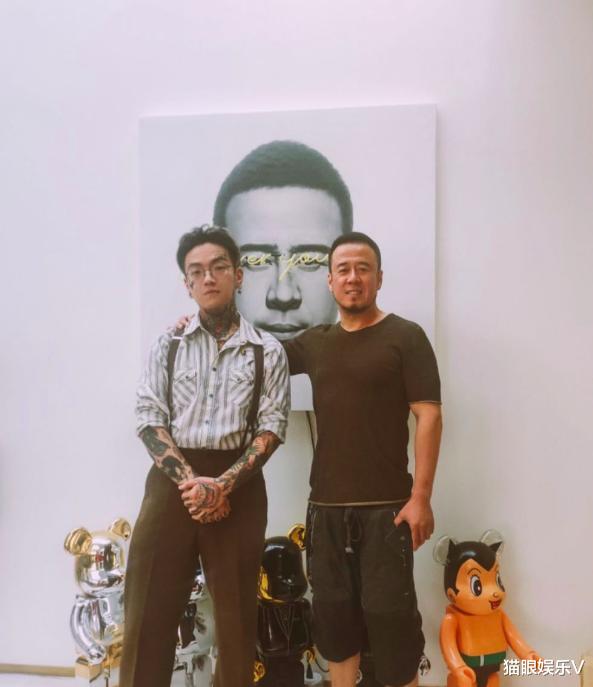 杨坤|47岁杨坤独自就餐太孤单，现身小饭馆无人理，面容憔悴发福显老态