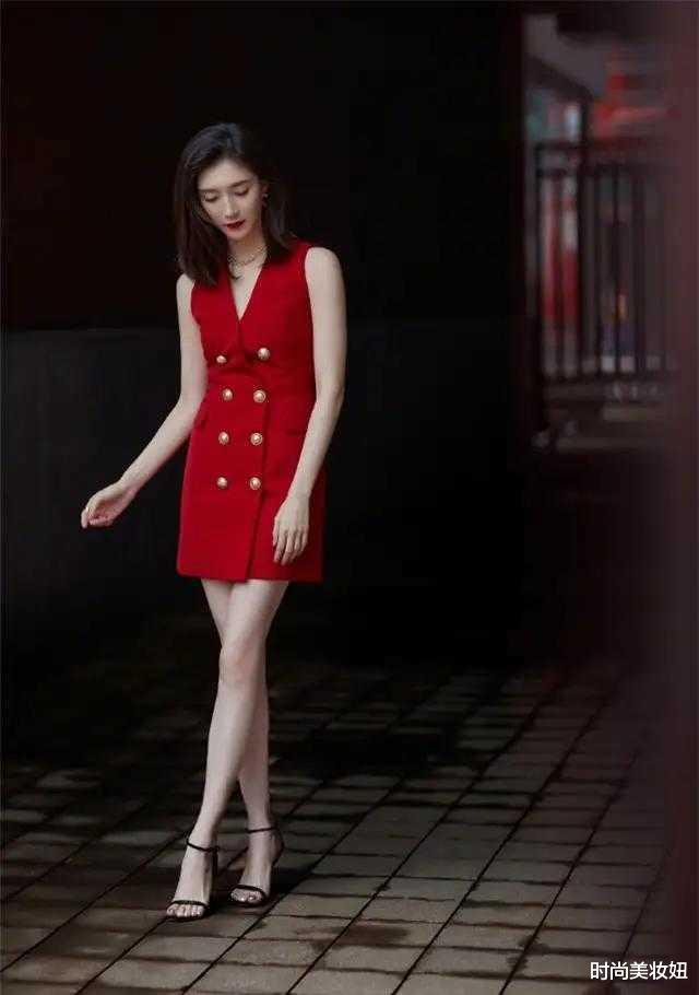面霜|高圆圆到底有多“娇美”!红色连衣裙配姨妈红唇,黑长发美得惊艳