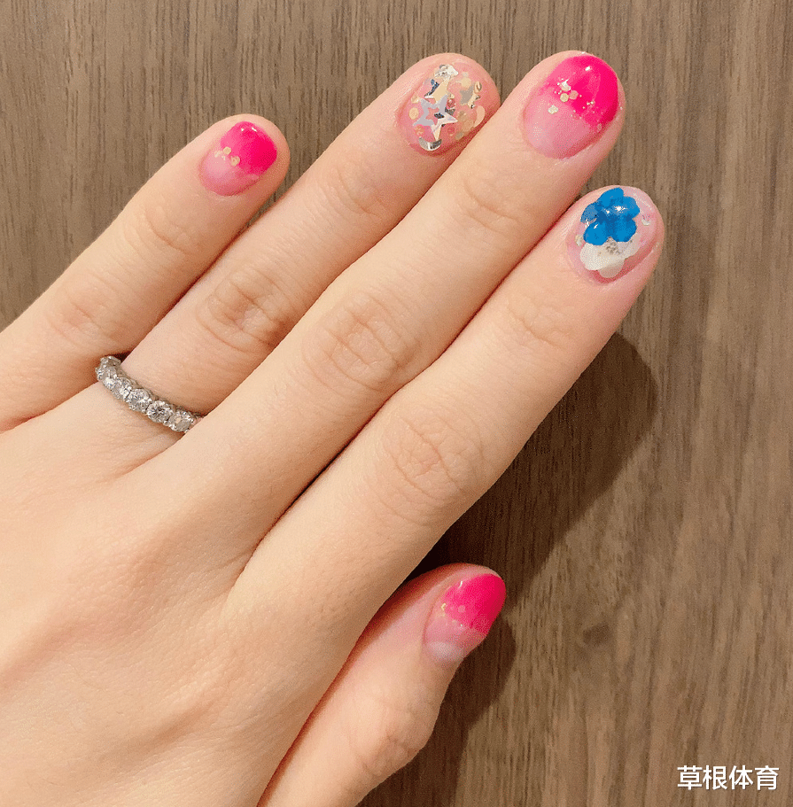 福原爱■福原爱晒图：爱美甲爱到想开店的冲动，粉丝留言：这么好看