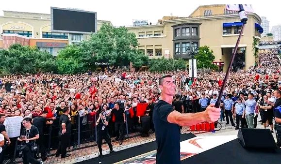 「曼联」不懂就问!当年还在曼联的C罗,为何会跟队友史密斯打架?