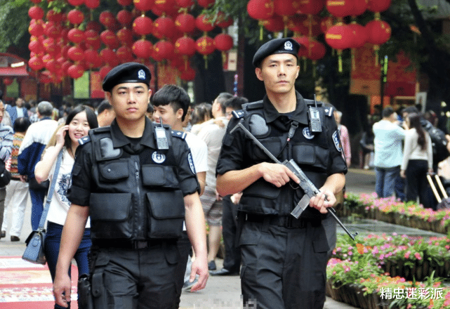 「」当警衔遇到军衔时，谁要服从谁的指挥？原来是这样一回事！