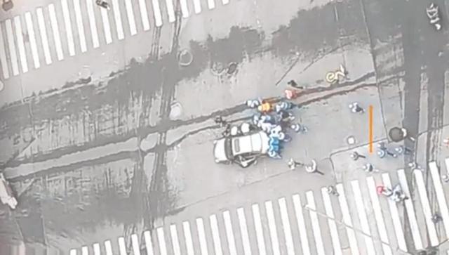 特斯拉|11秒救人!女子被压车底,冲出一群饿了么蓝骑士