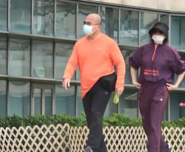 关之琳■\恋情终于确认？关之琳再度与“肥叔叔”合体散步，疑讨论购豪宅\