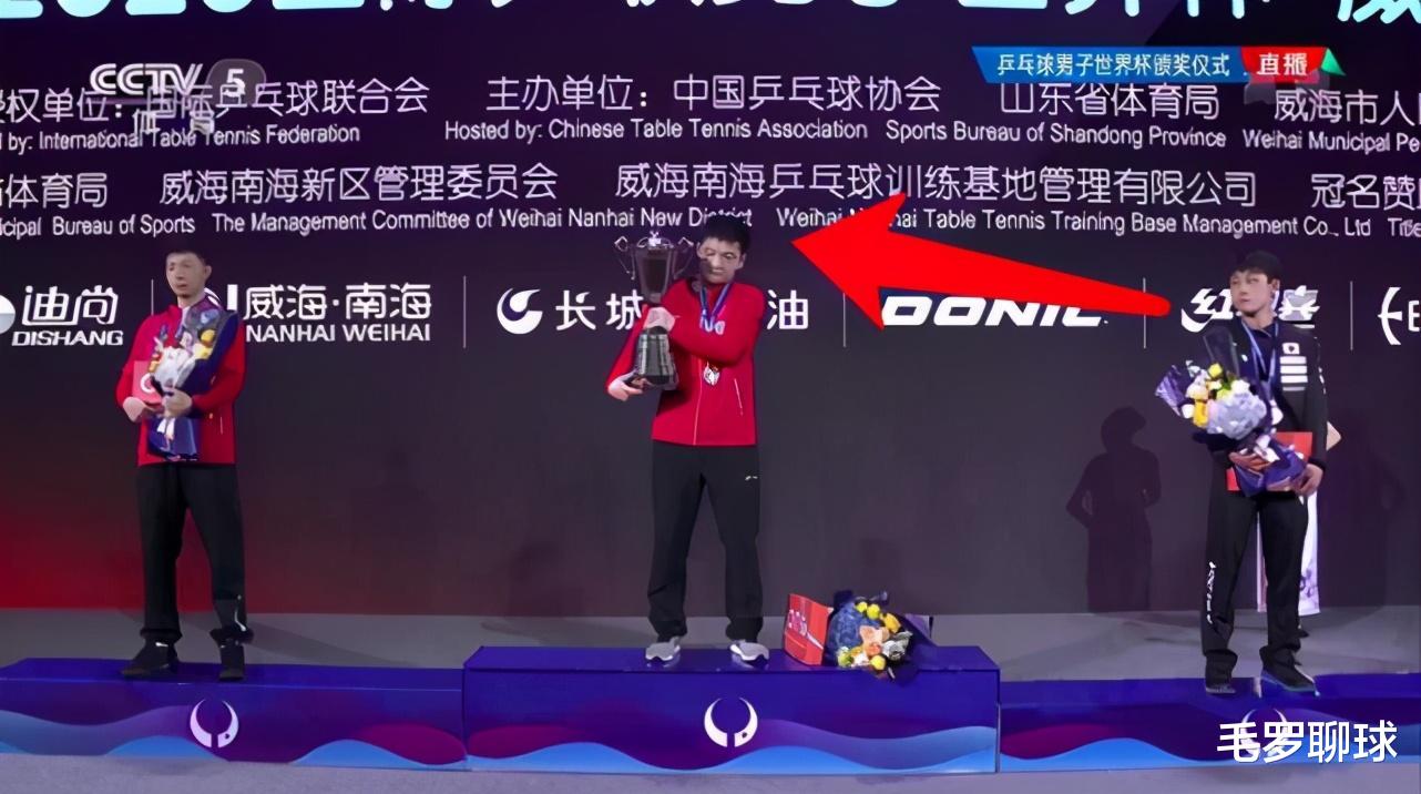 张本智和|输不起?张本智和黑脸领奖,看到刘国梁终于笑了,不甘心偷瞄奖杯