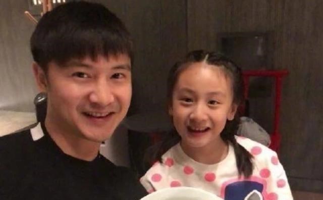 奥莉|有种“毁容”叫奥莉长大，近照曝光引热议，如今8岁越长越像妈妈