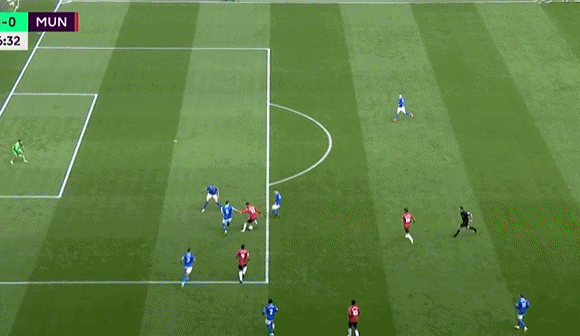 曼联|太独了？曼联18岁妖星尴尬一幕：强行射门无视队友 索帅抱头无语