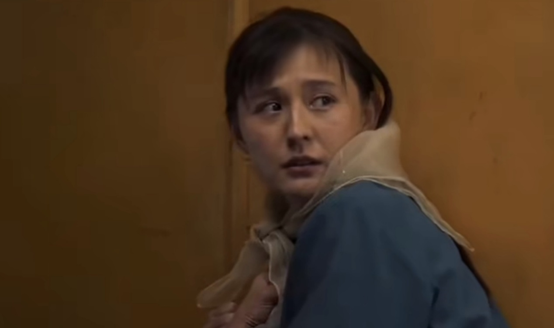 热依扎|34岁热依扎带娃拍戏，边走路边吸奶显憔悴，孩子父亲身份成谜