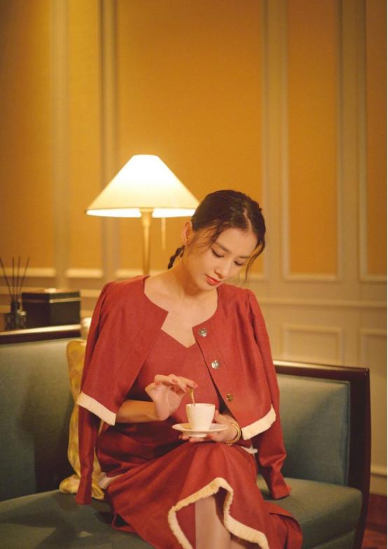 「穿衣搭配」黄圣依的“复古”造型真美，印花裙配发带，一身优雅气质太迷人