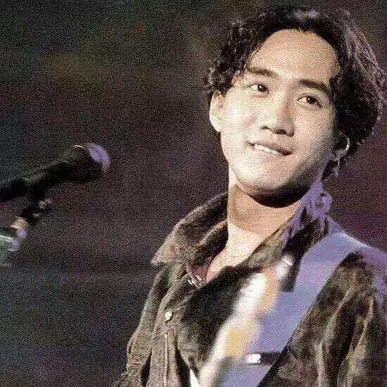 黄家驹|1993年，他拽着黄家驹舞台坠落，黄家驹英年早逝，他却风光至今