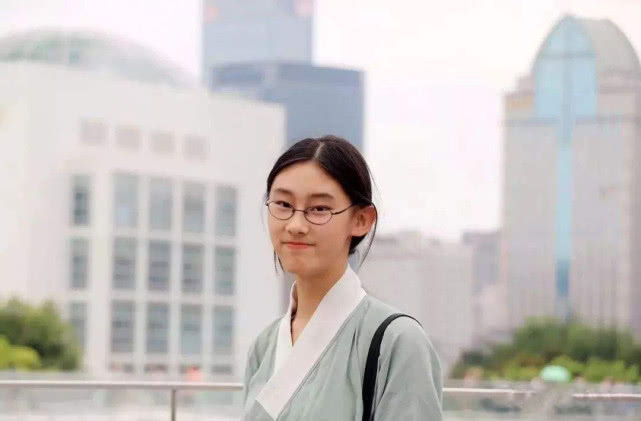 “诗词才女”武亦姝考进清华大学，所选专业引热议，网友：长见识了