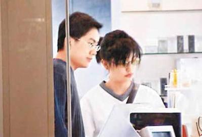 赵薇:赵薇:抛弃同床三年身价120亿小伙,为何嫁二婚带娃的黄有龙?