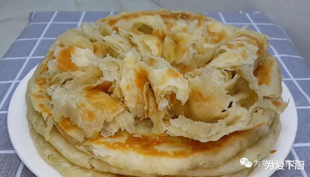 『烙饼』烙饼这做法太香了，开水一烫，柔软筋道又多层，出锅孩子都抢着吃