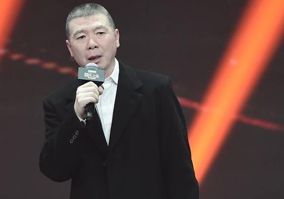 白癜风：导演冯小刚“白癜风”恶化, 身价不菲为何不治