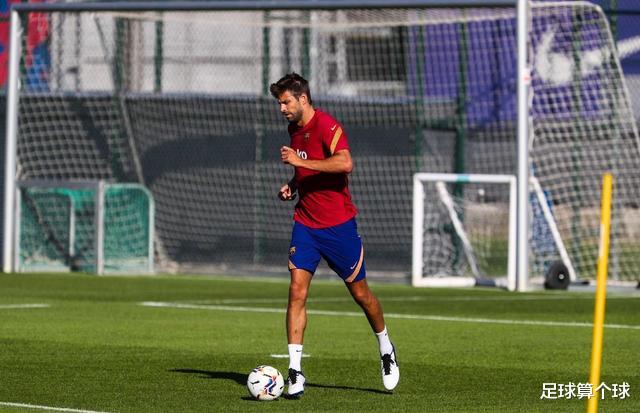巴塞罗那|巴萨训练：皮克神情严峻，苏神眉头紧锁，梅西不会坐在足球上笑了