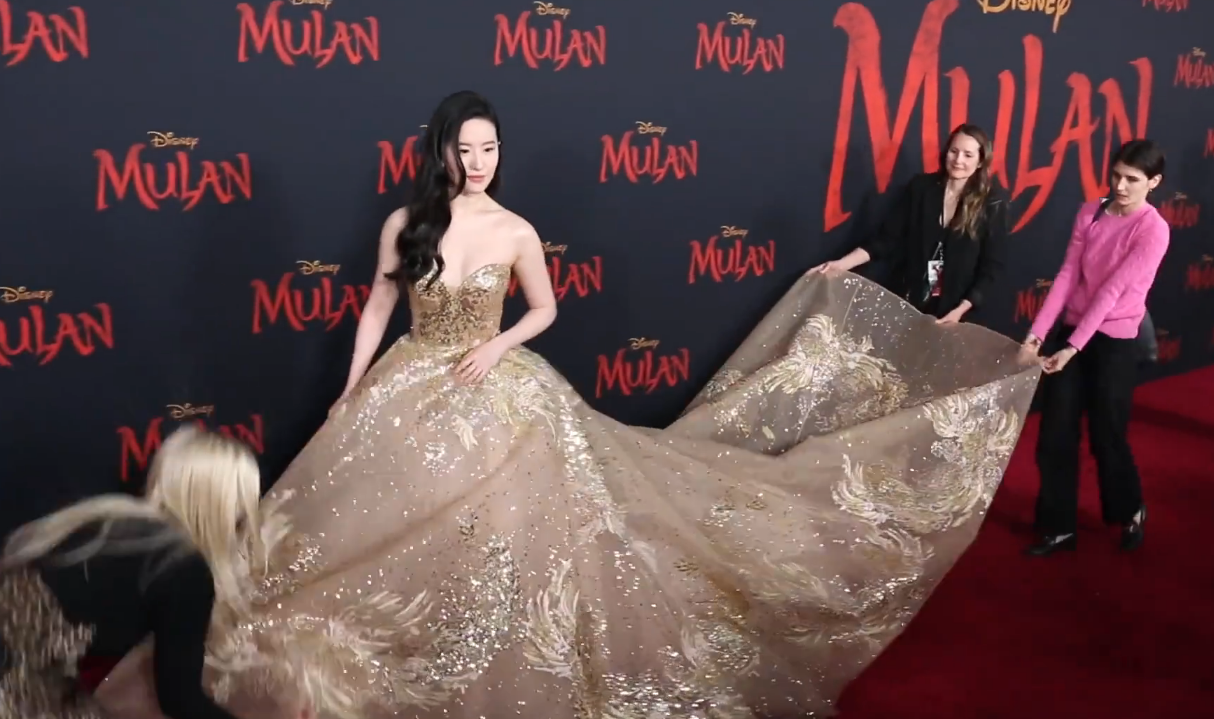 礼服：刘亦菲披着卷发，撩起一缕头发到肩后，这才是对礼服款式最大尊重