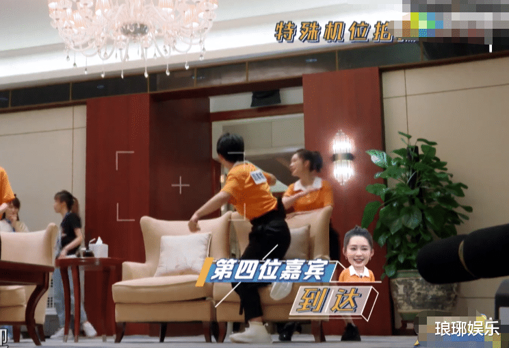 李沁|李沁录节目发现领口太大，被男嘉宾围着时，她的救场方式我服了