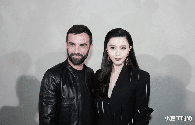 西装|范冰冰在国外真高调，穿黑色西装故意挖空，配“姨妈色”红唇A爆