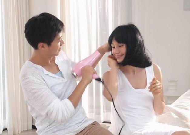 |走进夏雨和袁泉的家，夫妻俩生活朴素简约，沙发坐垫还是手工织的