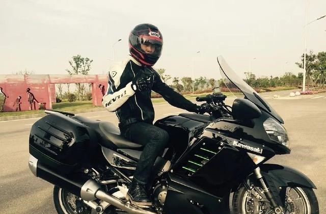 李九霄|影帝扎堆的《八佰》里，痞帅侠义的“刀子”，狠狠扎进观众心里