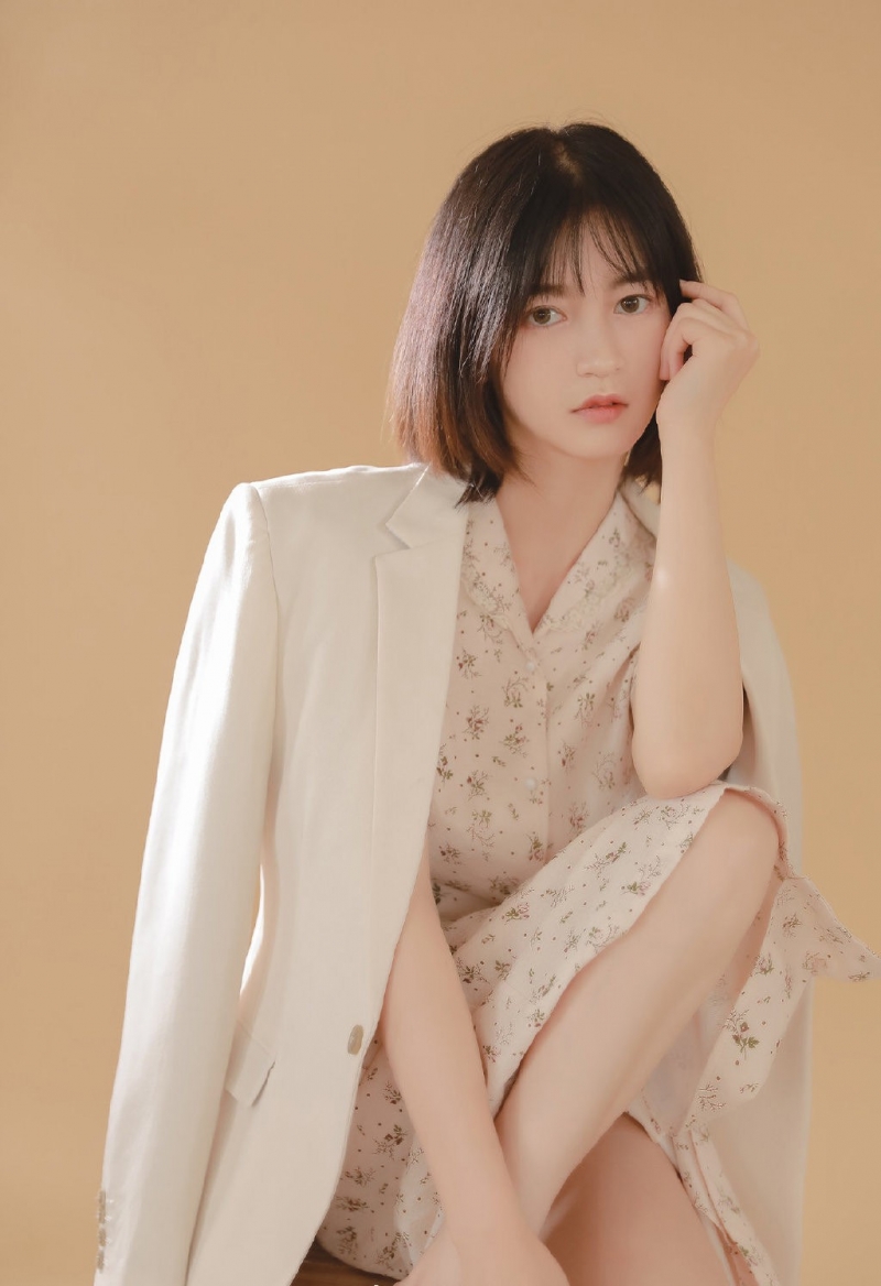 短发|气质淡雅高冷的短发美女