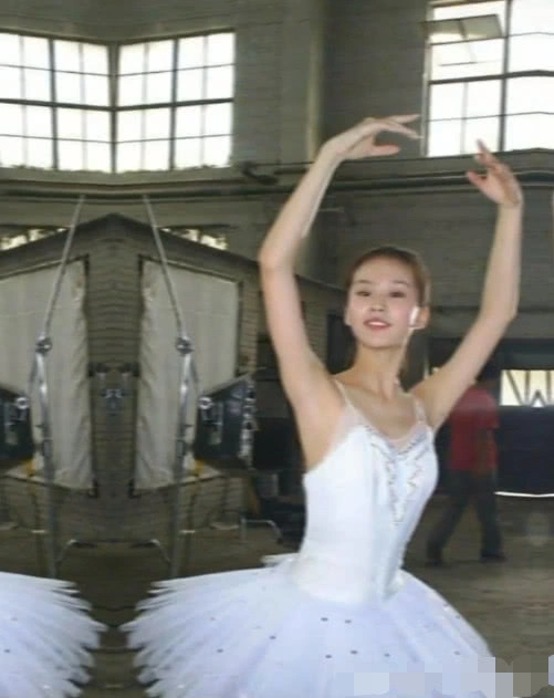 『刘诗诗』刘诗诗才是“尤物女神”,18岁跳舞照片流出,网友:吴奇隆捡到宝了