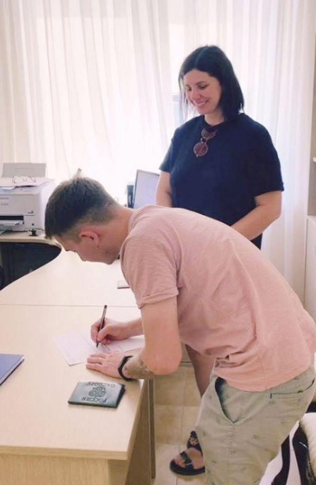 英国英鸟|狗血！俄35岁女子出轨20岁继子，怀上对方孩子并正式登记结婚