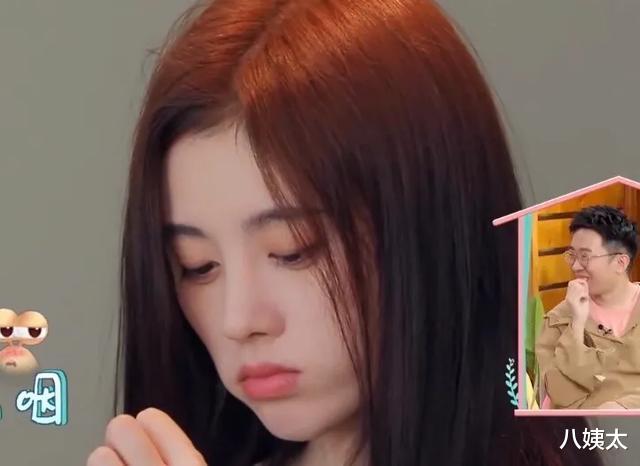 『明星素颜』化好妆却假装素颜去刷牙，做饭连菜都是假的，娱乐圈有谁比她更假