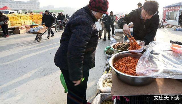 文史天下谈|老人77岁去世，生前节俭每天光吃咸菜，死后6人清点遗产3小时