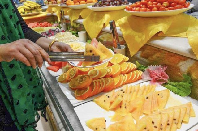 自助餐@为什么自助餐一吃就饱？离职服务员告诉你：真正问题出现在食物里