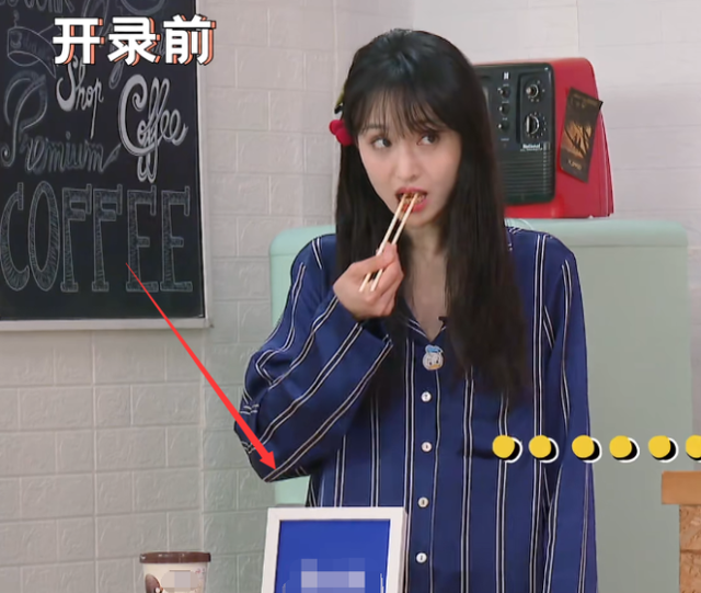 郑爽|郑爽录节目前吃盒饭填肚子，谁注意她碗里的分量？中了减肥的毒！