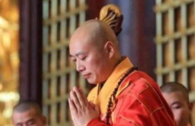 「朱元璋」朱元璋到寺庙后问：朕需要下跪吗？方丈回8字救了全寺人的性命