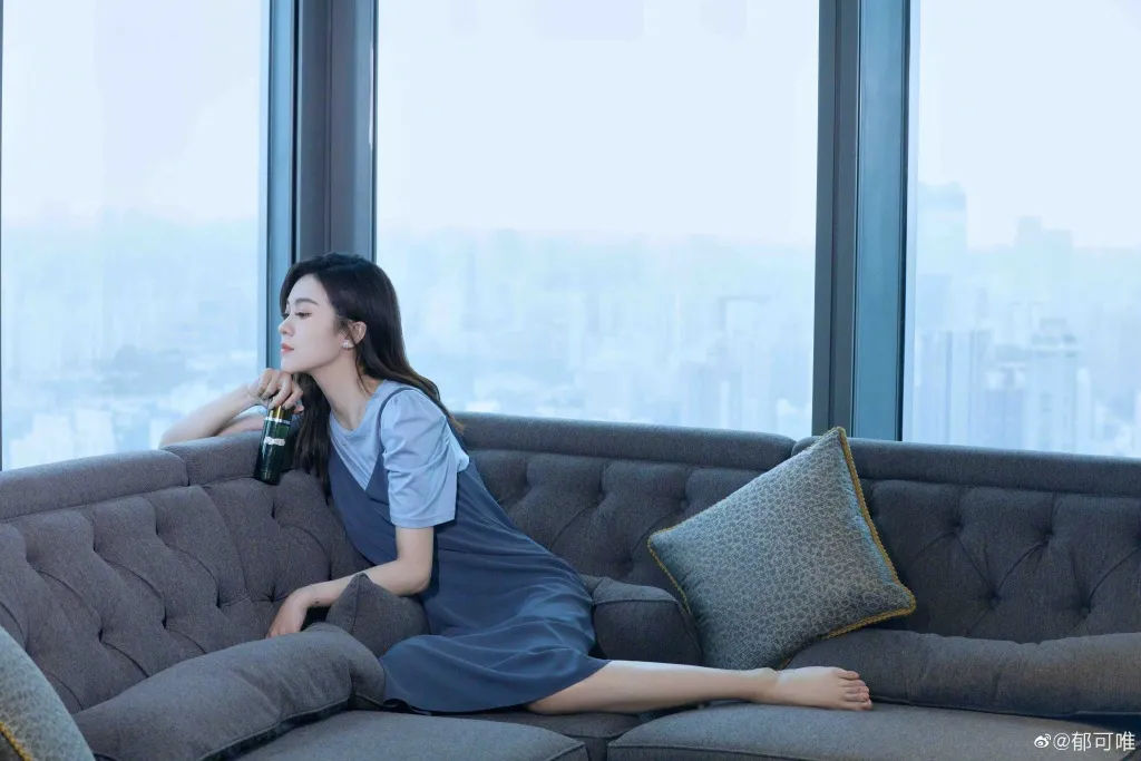 穿衣搭配|从《快乐女生》到影视剧主题曲女王，零绯闻无炒作的她，默默地唱了10年