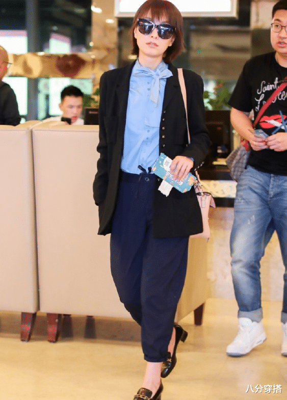 西装@吴昕终于摆脱“土味感”，黑西装配衬衫走机场干练利落，气场全开
