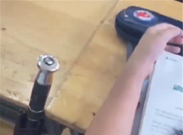 南通|南通某小学开学,学生上课带劳斯莱斯雨伞,一把价值5位数