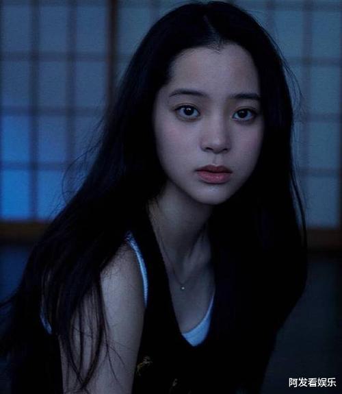 #欧阳娜娜#有种“发育过度”叫欧阳娜娜，当她半躺那一刻，男粉眼睛都直了！
