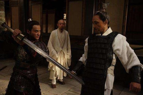 「海昏侯」将军死后立碑声明：无金无银，别挖！200年后，盗墓贼打开了墓门