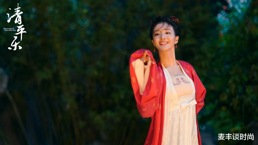 「清平乐」她演《清平乐》张贵妃走红，今穿露脐上衣牛仔裙，长发披肩好清纯