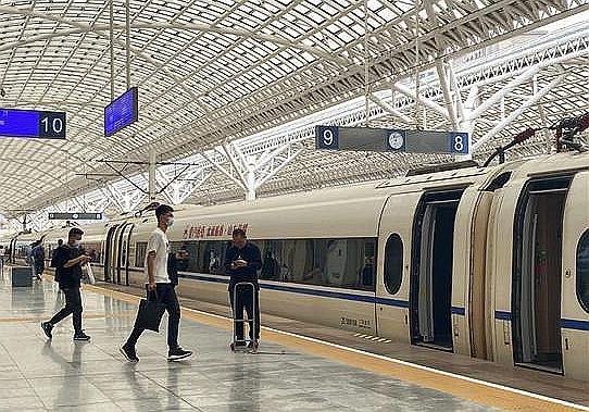 半岛新闻客户端|济南至青岛一站直达动车开通！济青“双城记”通行时间再缩短