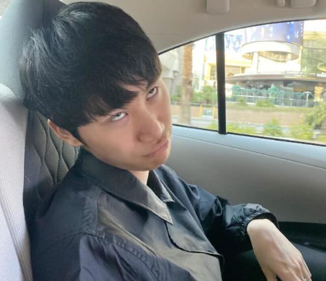 「金泰相」LPL官方也调皮了，比赛中放doinb搞怪照片，网友纷纷截图保存