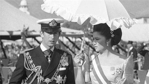 |他贪污国家100亿，美国答应庇护，结果刚下飞机300箱黄金就遭扣押