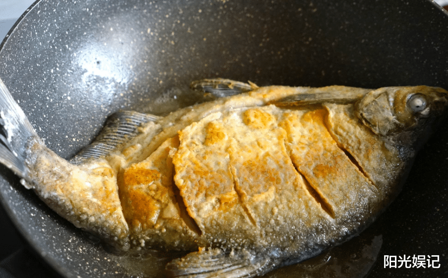 [不粘锅]煎鱼，千万别直接下锅煎！大厨教你4招，不粘锅不破皮，不碎不腥