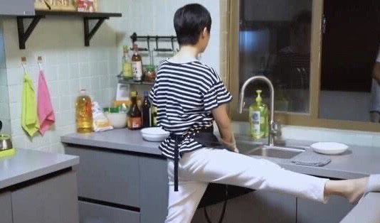 「孙俪」孙俪在厨房还不忘拉伸，谁注意她蹬在灶台上的鞋底，做的饭谁敢吃？