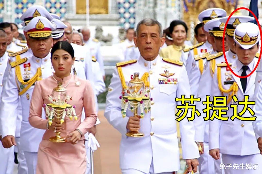 泰国@68岁泰王活得自我,把女儿闺蜜变成后宫佳人,让苏提达无言以对