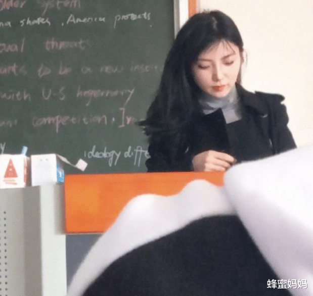 『』班主任“陆老师”喜迎一子,学生争相取名,老师:我带了些啥玩意