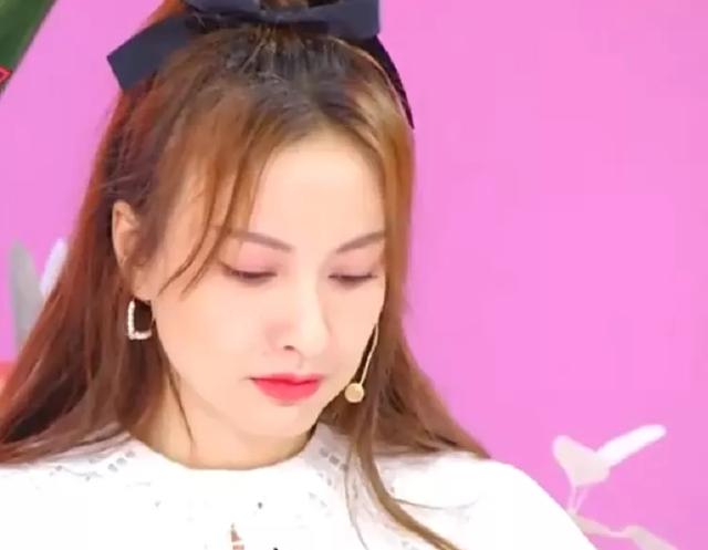 「郑爽」618三台晚会打光差别大：沈梦辰艳压关晓彤，郑爽柔光太浮夸