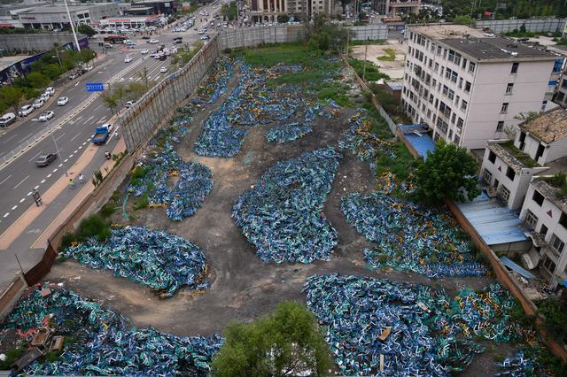 时代摄会|市民随意停放，无专业人员运维，太原上万辆共享单车被弃荒野